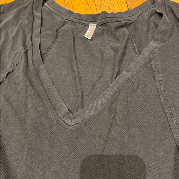 FO MOVEMENT black v neck!Very versatile! 🖤Not too light or heavy🖤zoom in 4 more: - Picture 9 of 12